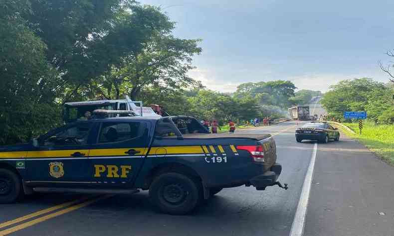 Caminhonete da Polcia Rodoviria Federal interdita trecho da BR-153, em Prata, Minas Gerais, onde acidente provocou uma morte na manh deste domingo (7/11)
