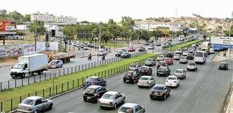 Um dos locais com grandes congestionamentos diários é o cruzamento do corredor com a Avenida Sebastião de Brito, no Bairro Dona Clara(foto: Ângelo Pettinati/Esp. EM/D.A Press) Um dos locais com grandes congestionamentos diários é o cruzamento do corredor com a Avenida Sebastião de Brito, no Bairro Dona Clara(foto: Ângelo Pettinati/Esp. EM/D.A Press)