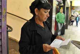 A vendedora Maria das Graas Cardoso est lutando para cortar despesas. O objetivo  quitar a dvida com o carto de crdito de uma loja (foto: Ramon Lisboa/EM/D.A Press)