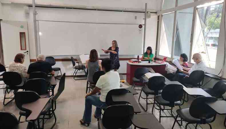 Sala de aula em que acontece o Coral Snior, na UniBH. Pessoas esto sentadas nas carteiras olhando para frente. 