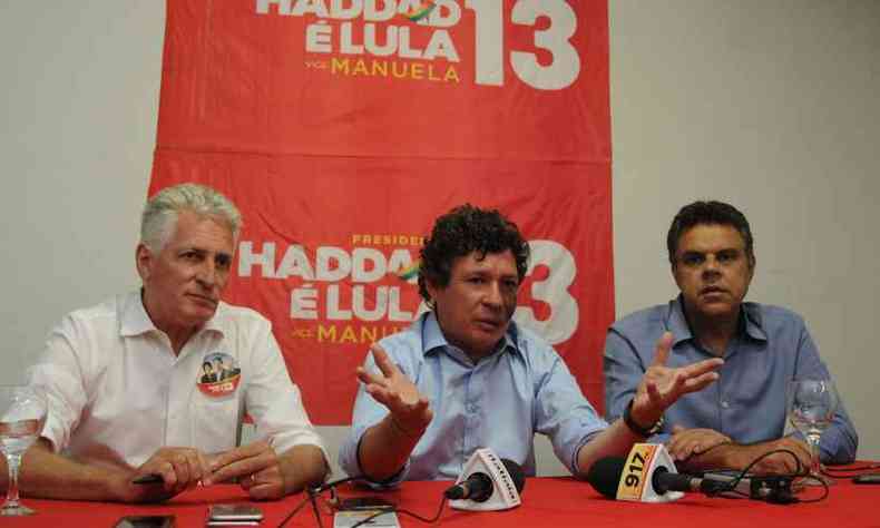 O coordenador de campanha de Haddad em Minas, Reginaldo Lopes (C), explica estratgias de campanha em Minas(foto: Tlio Santos/EM/D.A Press)