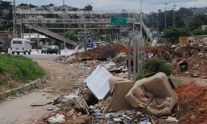 Maior ponto de bota-fora clandestino encontrado pela reportagem do EM no Anel Rodoviário está no Bairro Goiânia(foto: Paulo Filgueiras/EM/D.A Press) Maior ponto de bota-fora clandestino encontrado pela reportagem do EM no Anel Rodoviário está no Bairro Goiânia(foto: Paulo Filgueiras/EM/D.A Press)