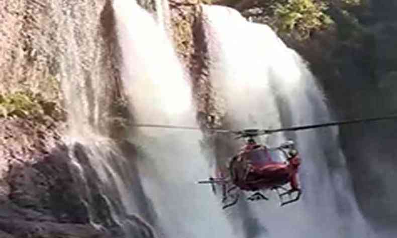 Resgate da mulher que se feriu na cachoeira precisou ser feito com o helicptero Arcanjo 06, da equipe de Uberaba(foto: 8 BBM/Divulgao)