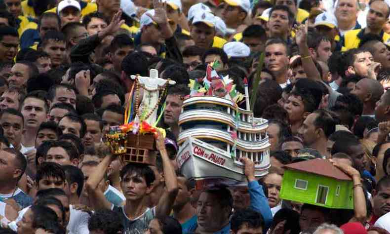 Durante o Crio de Nazar, fiis carregam sobre a cabea rplicas de barcos e casas durante a festividade religiosa (foto: Paulo Santos/Reuters)