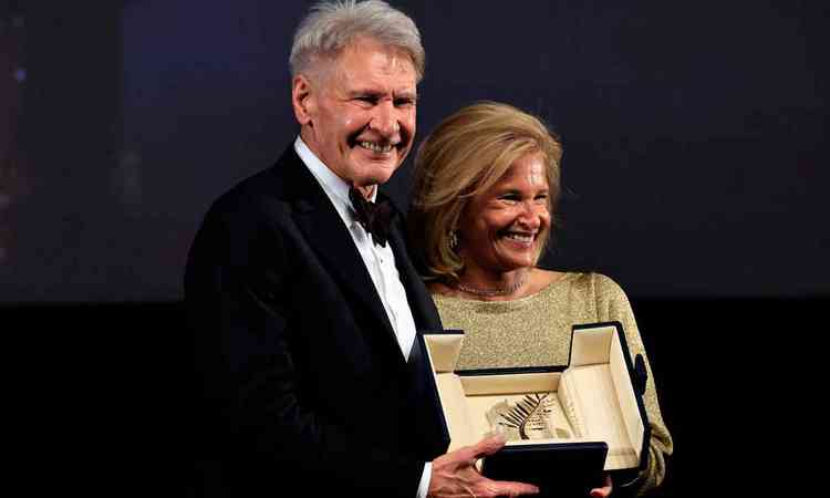 Harrison Ford recebe a Palma de Ouro honorria entregue por Iris Knobloch