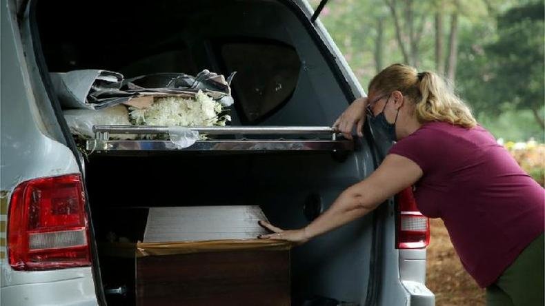 Mulher chora no enterro em S�o Paulo de Tereza Santos, uma das 270 mil v�timas da covid-19 no Brasil(foto: REUTERS/Carla Carniel)