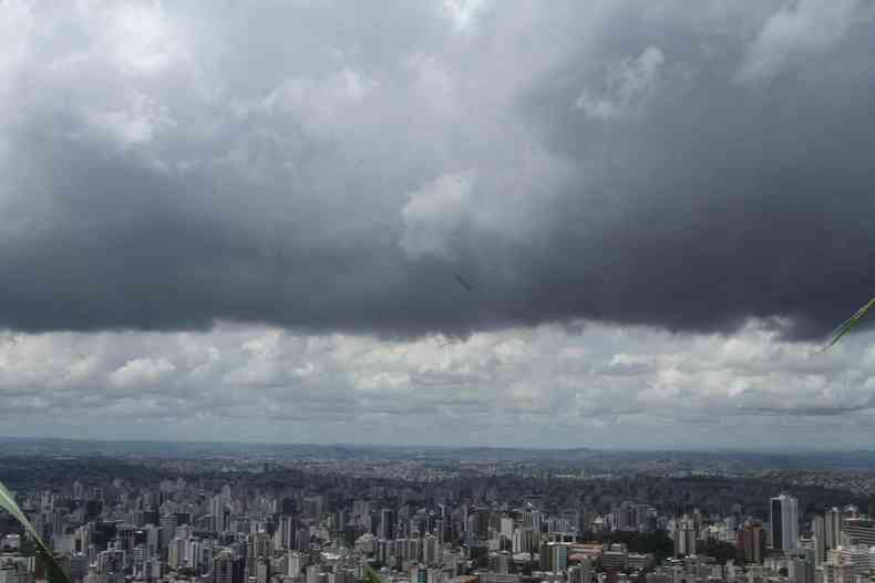 Vista de Belo Horizonte com nuvens carregadas