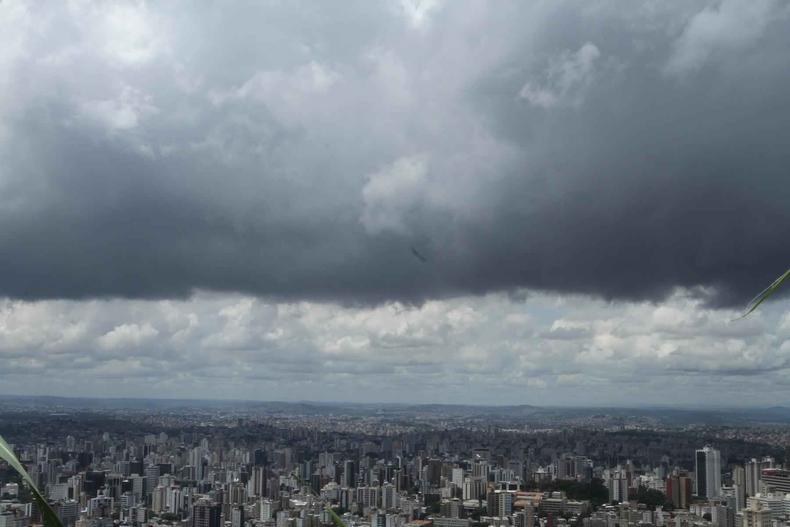 Além das mortes, chuva forte já deixou mais de 7 mil pessoas desalojadas(foto: Edésio Ferreira/EM/D.A Press) Vista de Belo Horizonte com nuvens carregadas
