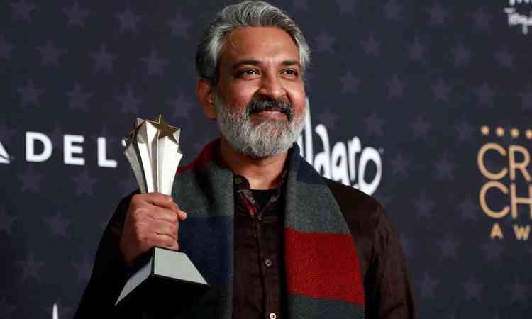 Diretor  S. S. Rajamouli exibe o trofu do Annual Critics Choice Awards de Melhor Filme em lngua estrangeira, em Beverly Hills,