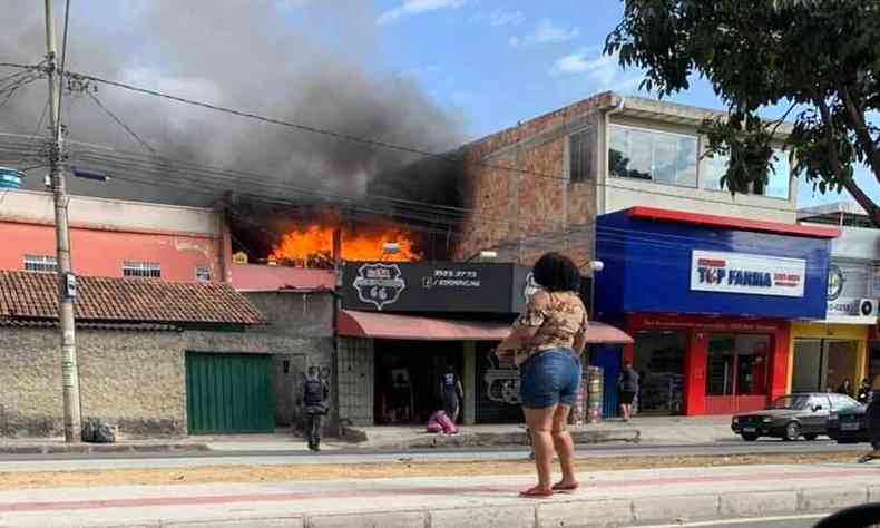 Bombeiros combatem incêndios na Grande BH(foto: Reprodução/Redes Sociais)