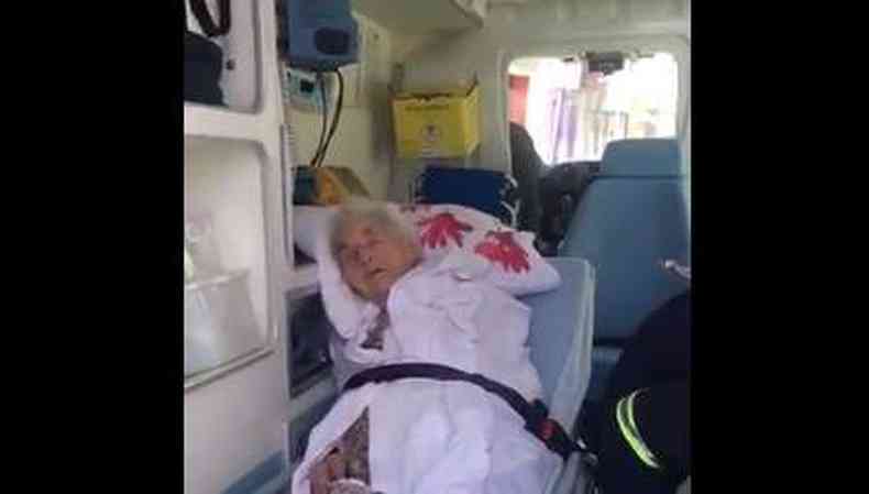 Idosa foi levada at uma agncia bancria da capital de ambulncia(foto: REproduo/Twitter)