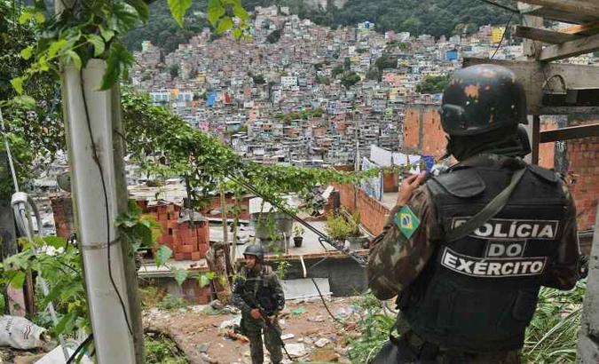 Homens do Exército fazem patrulhamento na Favela da Rocinha: crise na segurança pública do Rio mobiliza tropas da Força Nacional(foto: Carl de Souza/AFP - 25/9/17) Homens do Exército fazem patrulhamento na Favela da Rocinha: crise na segurança pública do Rio mobiliza tropas da Força Nacional(foto: Carl de Souza/AFP - 25/9/17)