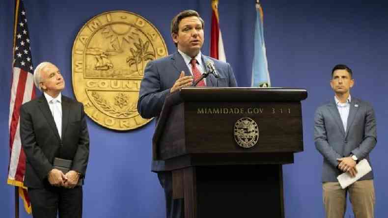 O governador Ron DeSantis disse que se recusa a regredir na reabertura da economia(foto: Getty Images)
