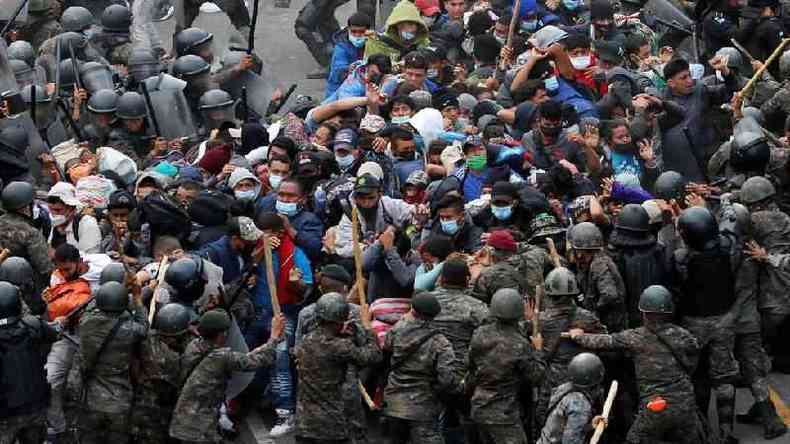 As foras de segurana da Guatemala confrontaram membros da enorme caravana que tentava chegar aos EUA no fim de semana(foto: Reuters)