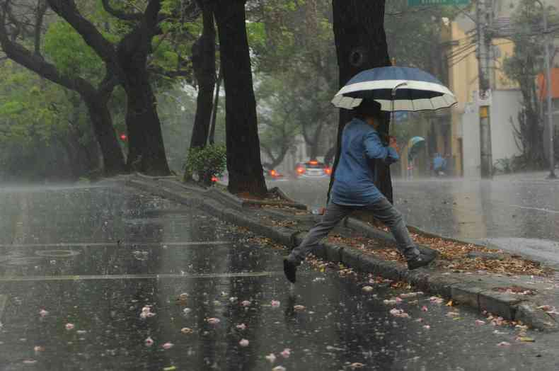 Chuvas. Avenida do Contorno, no Santo Antonio. Homem corre da chuva.