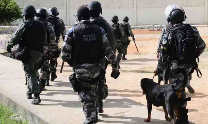 Policiais militares e agentes penitencirios reforam segurana na Penitenciria Agrcola de Monte Cristo aps morte de 33 detentos (foto: SECOM Roraima/Divulgao )