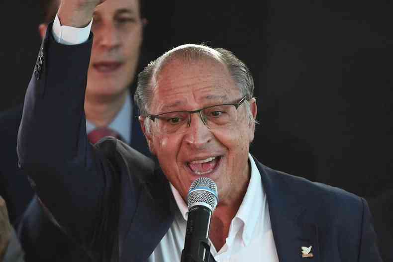 Geraldo Alckmin segurando cartão de filiação ao PSB