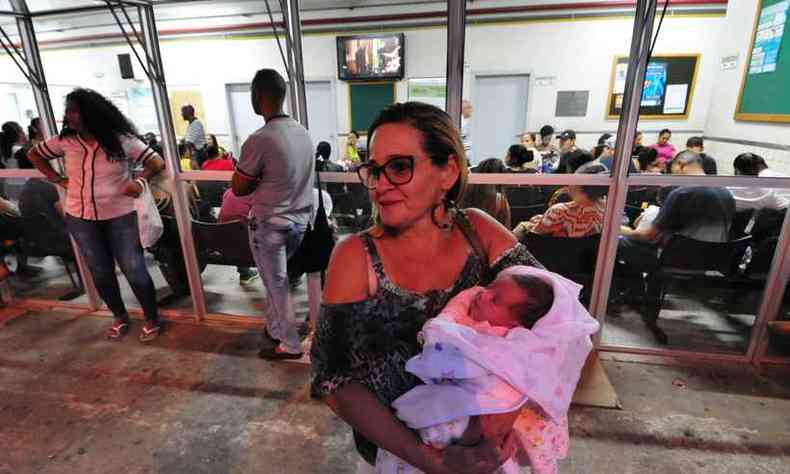 Deuslria correu  UPA onde a filha foi se consultar para 'resgatar' a neta de 10 dias. 'Ficamos com medo, muita contaminao no ar'(foto: Gladyston Rodrigues/EM/D.A PRESS)