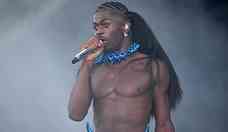 Lil Nas X  atingido por brinquedo sexual no palco durante show