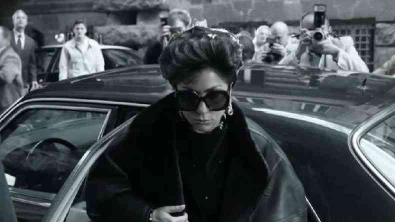 Imagem de Lady Gaga descendo de um carro usando joias e um luxuoso casaco de pele