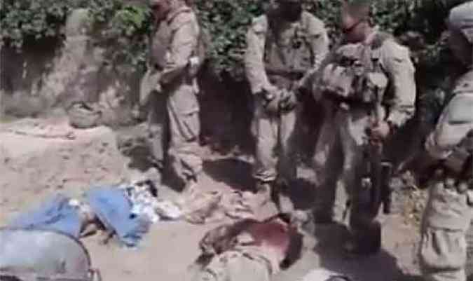 Dois dos soldados filmados urinando sobre afegos mortos esto sendo indiciados pelo Pentgono (foto: Reproduo Vdeo / Internet)