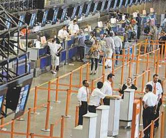 Balcões de check-in terão uso compartilhado entre aéreas de acordo com o número de voos das empresas(foto: NELSON ANTOINE/FOLHAPRESS %u2013 2/12/10) Balcões de check-in terão uso compartilhado entre aéreas de acordo com o número de voos das empresas(foto: NELSON ANTOINE/FOLHAPRESS %u2013 2/12/10)