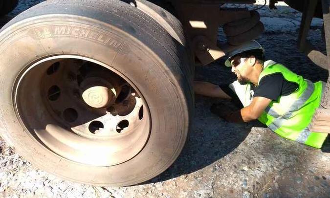Técnico constatou defeito grave nos freios de uma carreta na fiscalização realizada nesta sexta-feira. (foto: Divulgação/Via 040.) Técnico constatou defeito grave nos freios de uma carreta na fiscalização realizada nesta sexta-feira. (foto: Divulgação/Via 040.)
