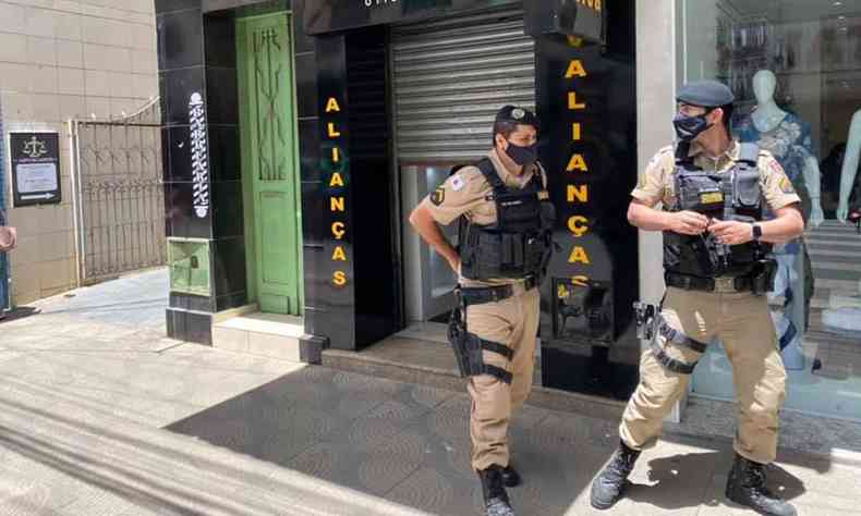 Policiais militares na rea central de Caratinga