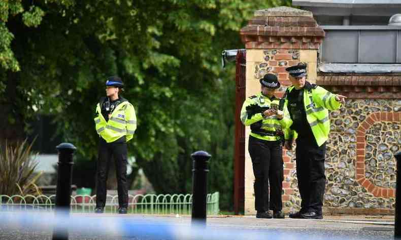 Policiais cercaram a rea do parque de Forbury, palco do atentado(foto: Ben STANSALL / AFP)