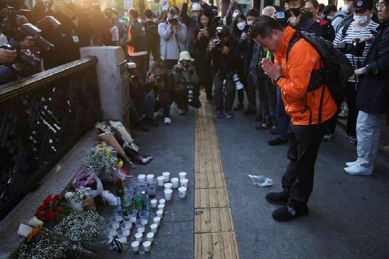 Flores e velas em homenagens foram colocadas na rea em que ocorreu a tragdia