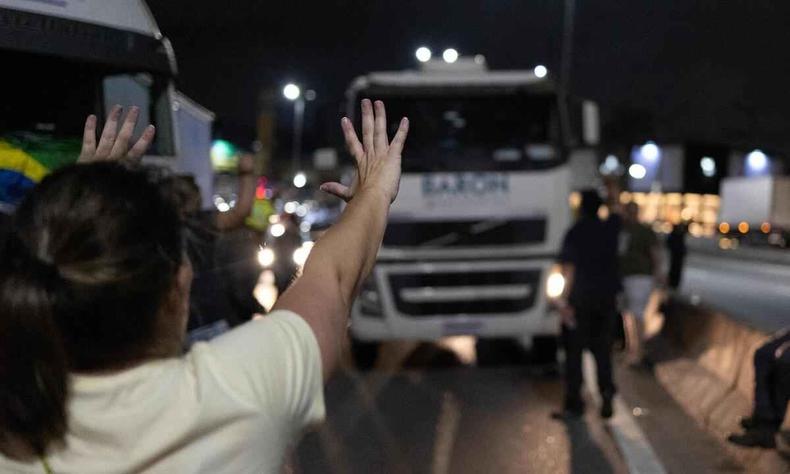 Manifestantes fechando rodovias