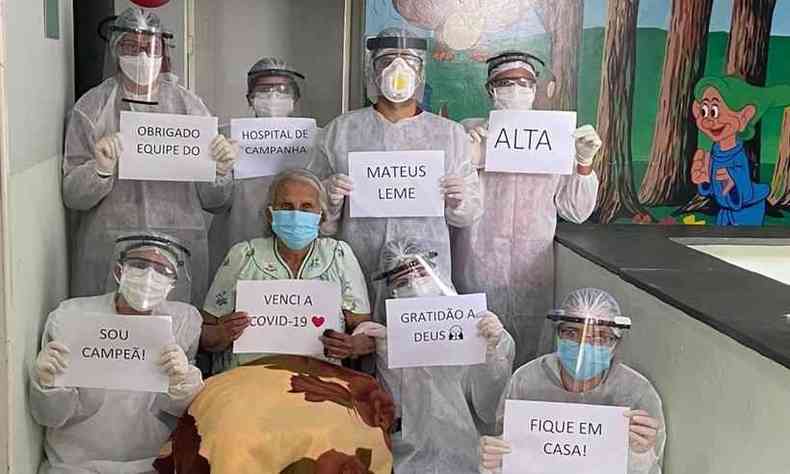A equipe mdica do hospital homenageou Dona Isaura na sada dela da internao(foto: Divulgao/ Prefeitura de Mateus Leme)