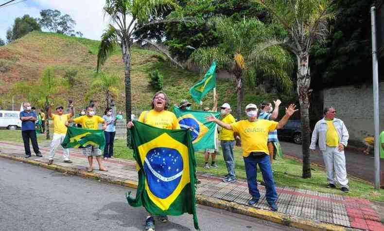 Um das reivindicaes dos manifestantes  o retorno das atividades econmicas no Brasil, deixando de lado o isolamento indicado pelas autoridades de sade (foto: Gladyston Rodrigues/EM/D.A press)