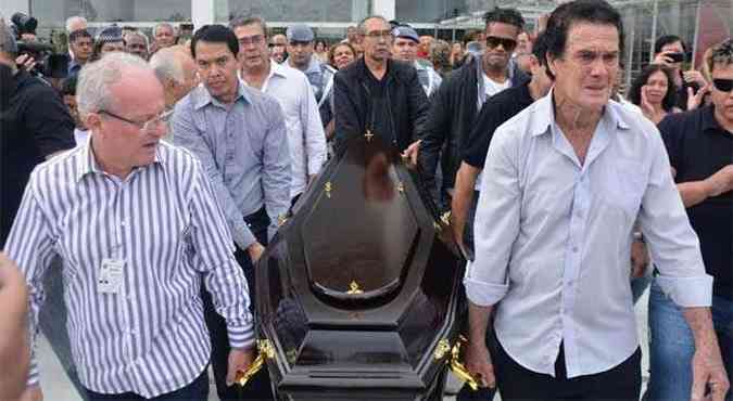 Amigos e familiares durante o enterro de Jair Rodrigues em So Paulo(foto: Caio Duran / AgNews)