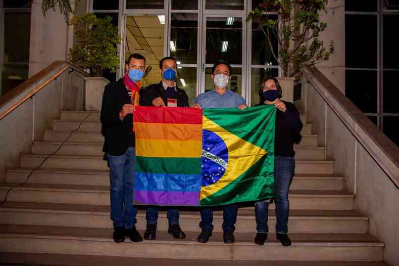 Representantes do movimento LGBTQIA estiveram com o prefeito no ato simblico. Gercimar Almeida (esquerda) diz que iniciativa  importante. 