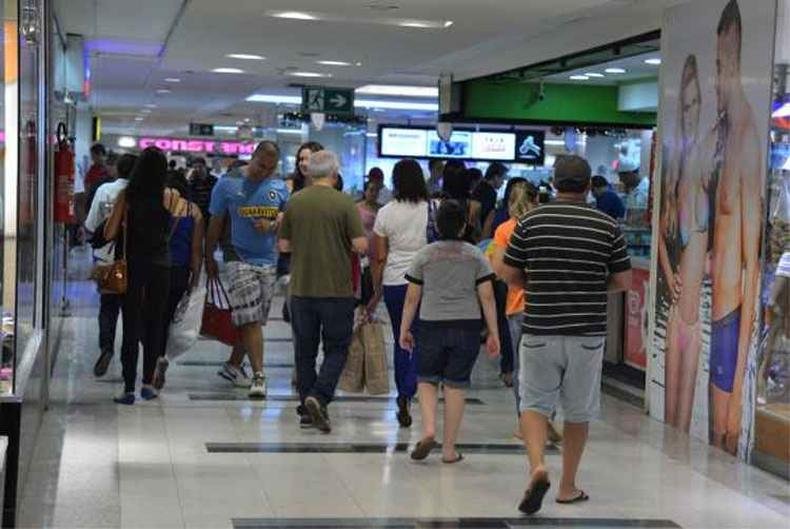 Shopping no centro de Brasília tem movimento intenso no último fim de semana antes do Natal(foto: Valter Campanato/Agência Brasil) Shopping no centro de Brasília tem movimento intenso no último fim de semana antes do Natal(foto: Valter Campanato/Agência Brasil)