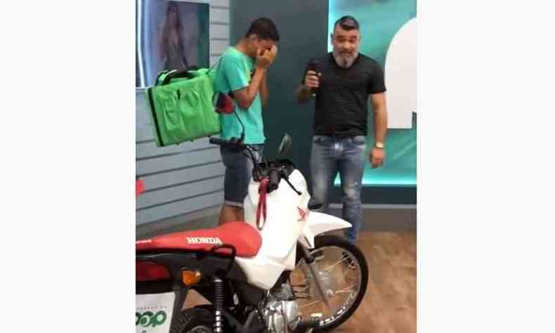 Luiz Andr, que utilizava bicicleta para entregar comida, ganhou moto e curso para tirar a CNH(foto: Reproduo/Youtube)