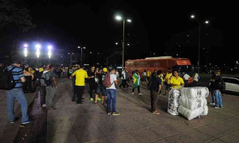 Bolsonaristas estenderam faixas durante o embarque para São Paulo, na noite desta segunda-feira (6/9)(foto: Túlio Santos/EM/D.A Press)