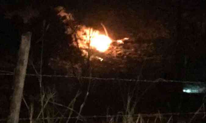 Na imagem, registrada por moradores da região, mostra o momento em que a aeronave perde altitude já em chamas (foto: Reprodução/Whatsapp )