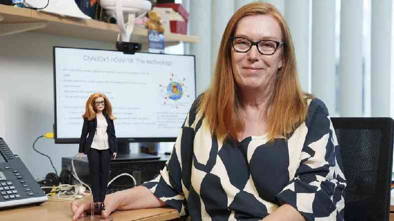 Professora Sarah Gilbert ao lado da boneca Barbie feita  sua imagem. Agosto de 2021