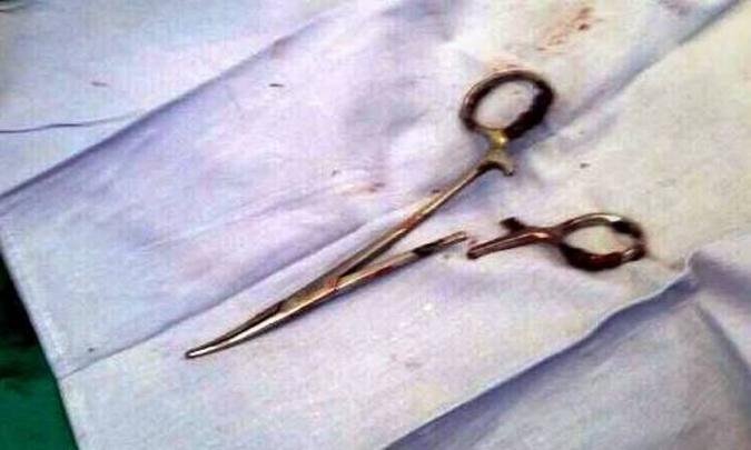 Tesouras esquecida pelos médicos no abdômen do paciente durante uma cirurgia realizada há 18 anos(foto: AFP / Vietnam News Agency ) Tesouras esquecida pelos médicos no abdômen do paciente durante uma cirurgia realizada há 18 anos(foto: AFP / Vietnam News Agency )