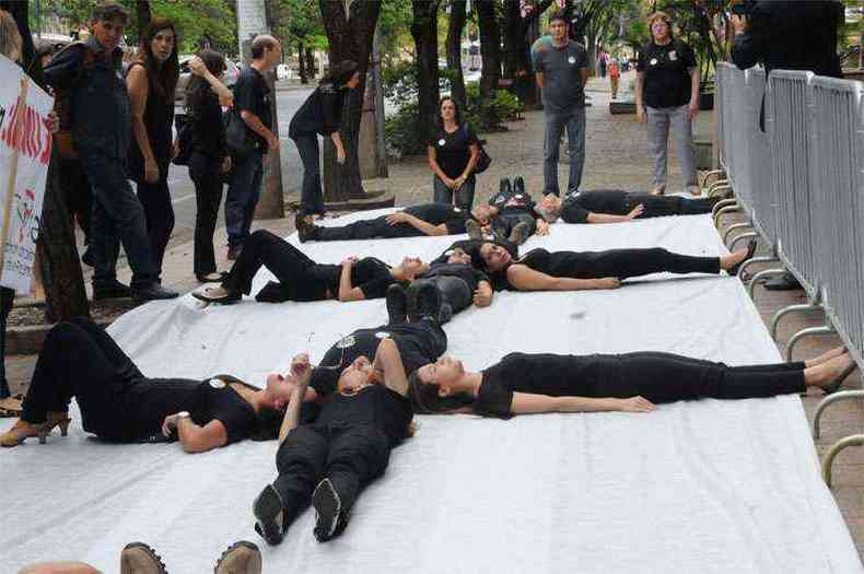 Fiscais do trabalho protestaram no primeiro dia do julgamento, nessa tera-feira, deitando--se no cho para formar uma cruz(foto: Paulo Filgueiras/EM/D.A Press - 27/10/15)