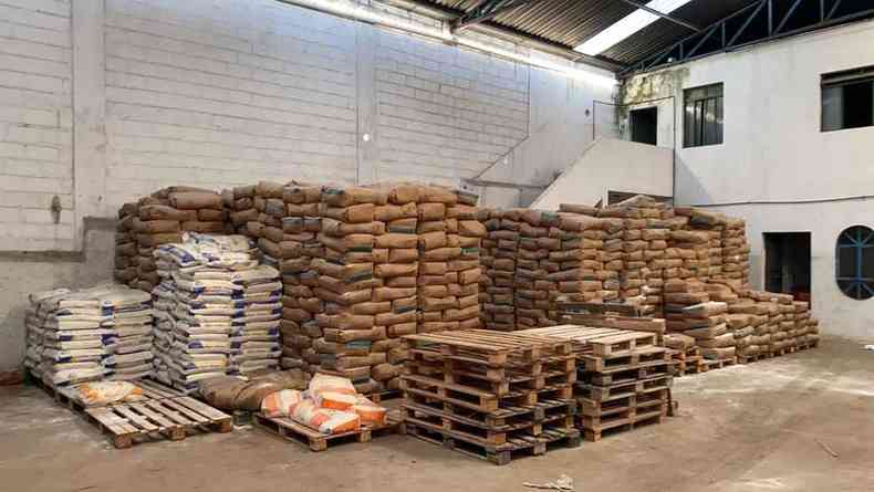 Galpo localizado pela Polcia Civil em Contagem abrigava mais de 40 toneladas de produtos(foto: PCMG/Divulgao)