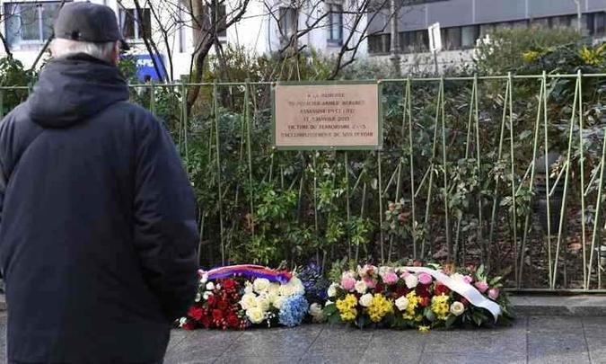 Memorial para Ahmed Merabet, uma das v�timas do ataque mortal contra o semanal sat�rico Charlie Hebdo durante a cerim�nia que marca o segundo anivers�rio do ataque, nesta quinta-feira(foto: AFP / Eric FEFERBERG )