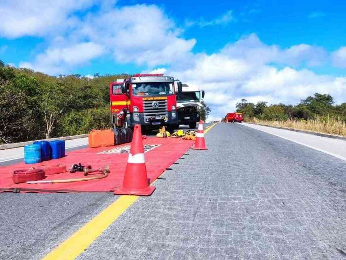 BR-251 é interditada nos dois sentidos para transbordo de carga, Grande  Minas