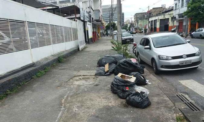 Sacos de lixo no cruzamento da Avenida Francisco Sá com a Rua Cássia(foto: Renato Scapolatempore/EM/DA Press) Sacos de lixo no cruzamento da Avenida Francisco Sá com a Rua Cássia(foto: Renato Scapolatempore/EM/DA Press)