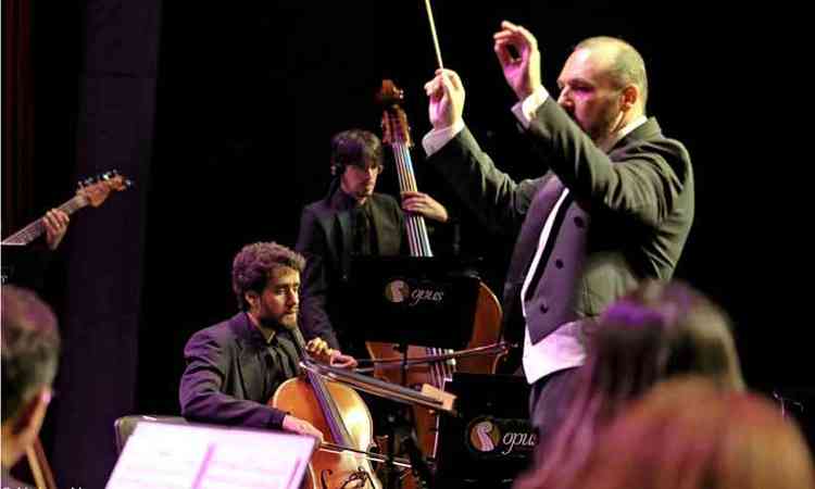 O maestro Leonardo Cunha, da Orquestra Opus