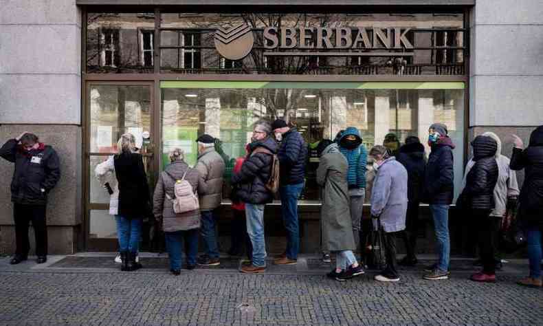 Cidadãos russos fazem fila em frente aos bancos