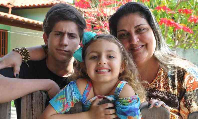 Aline Costa, com Joo Vtor e Maria Clara, que nasceu desafiando prognstico mdico: 'Foi um milagre'(foto: Jair Amaral/EM/DA Press)
