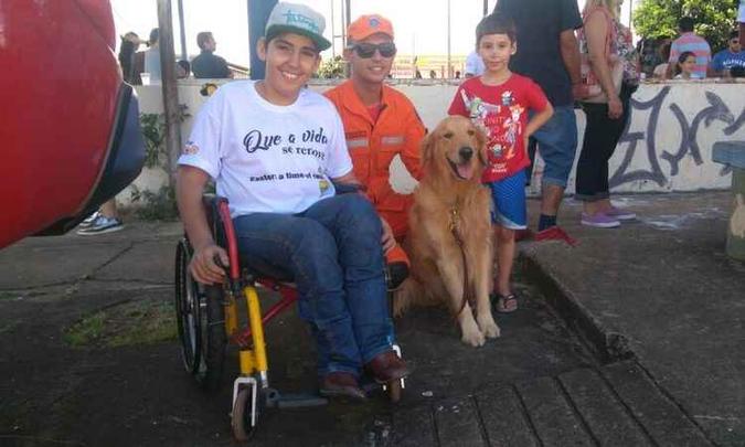 Crianças tiveram contato com um dos cães do Corpo de Bombeiros(foto: Corpo de Bombeiros/Divulgação) Crianças tiveram contato com um dos cães do Corpo de Bombeiros(foto: Corpo de Bombeiros/Divulgação)